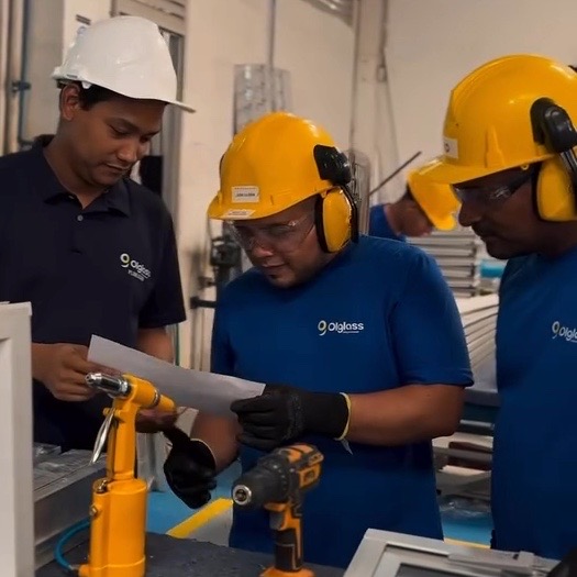 Equipo de Olglass revisando un plano en la planta de Barranquilla