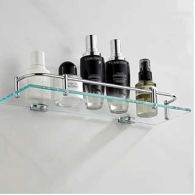 Repisa de vidrio con productos de baño encima